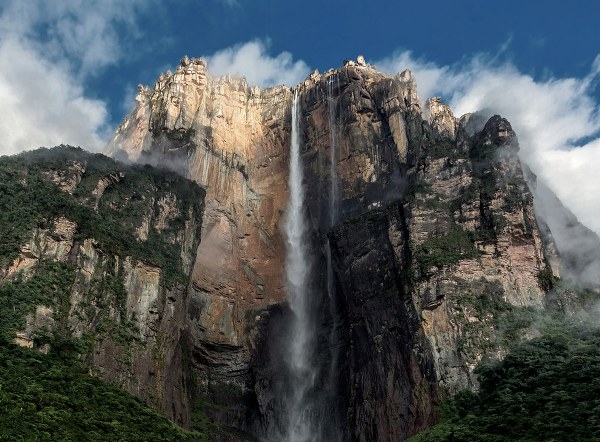 Thác thiên thần (Angel Falls) là thác nước cao nhất thế giới, gấp 15 lần chiều cao thác Niagara. Tên thác được đặt theo tên của Jimmy Angel – phi công đầu tiên bay qua thác. Nơi đây đã truyền cảm hứng cho các nhà làm phim sáng tạo nên thác Paradise trong bộ phim hoạt hình Up (Bay lên) của Walt Disney.